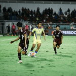 Laga antara PSM Makasar melawan Persib Bandung, Minggu, 17 Mei 2026, di Stadion Gelora BJ Habibie Parepare berlangsung panas hingga berakhir ricuh. Pertandingan pekan ke-33 Super League 2025/2026 itu dimenangkan Persib Bandung dengan skor 2-1.