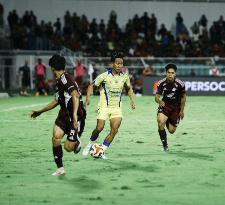 Laga antara PSM Makasar melawan Persib Bandung, Minggu, 17 Mei 2026, di Stadion Gelora BJ Habibie Parepare berlangsung panas hingga berakhir ricuh. Pertandingan pekan ke-33 Super League 2025/2026 itu dimenangkan Persib Bandung dengan skor 2-1.