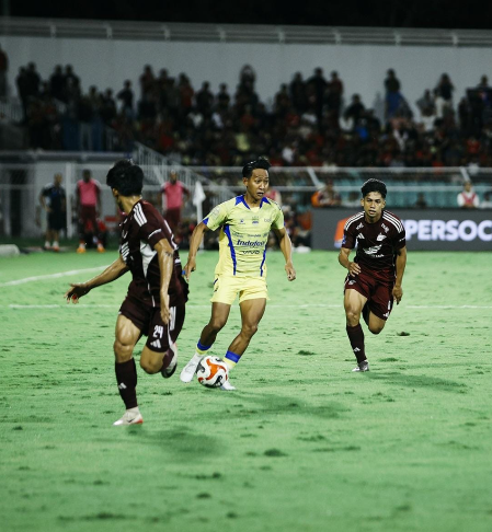 Laga antara PSM Makasar melawan Persib Bandung, Minggu, 17 Mei 2026, di Stadion Gelora BJ Habibie Parepare berlangsung panas hingga berakhir ricuh. Pertandingan pekan ke-33 Super League 2025/2026 itu dimenangkan Persib Bandung dengan skor 2-1.